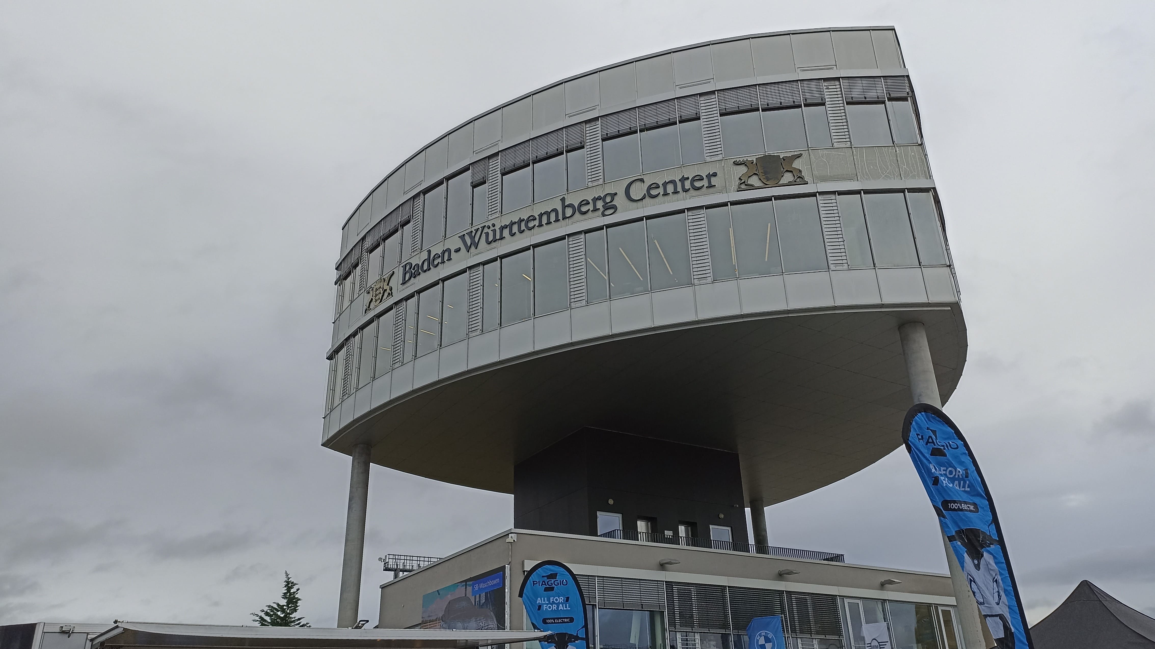 Ansicht des Baden-Württemberg Center auf dem Gelände des Hockenheimring