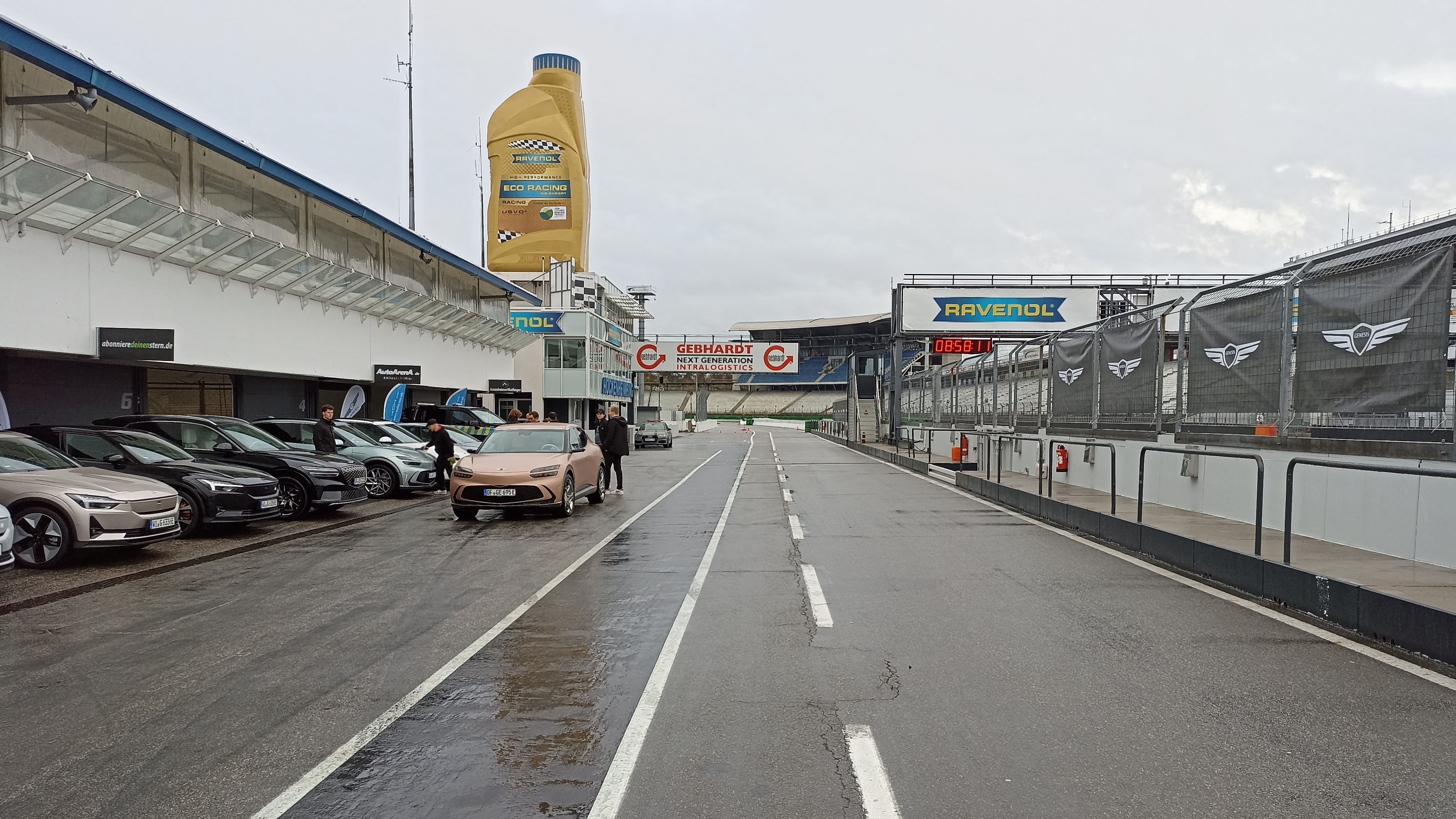 Rennbahn vor den Rennstallboxen mit Elektroautos für Testfahrten auf dem Hockenheimring