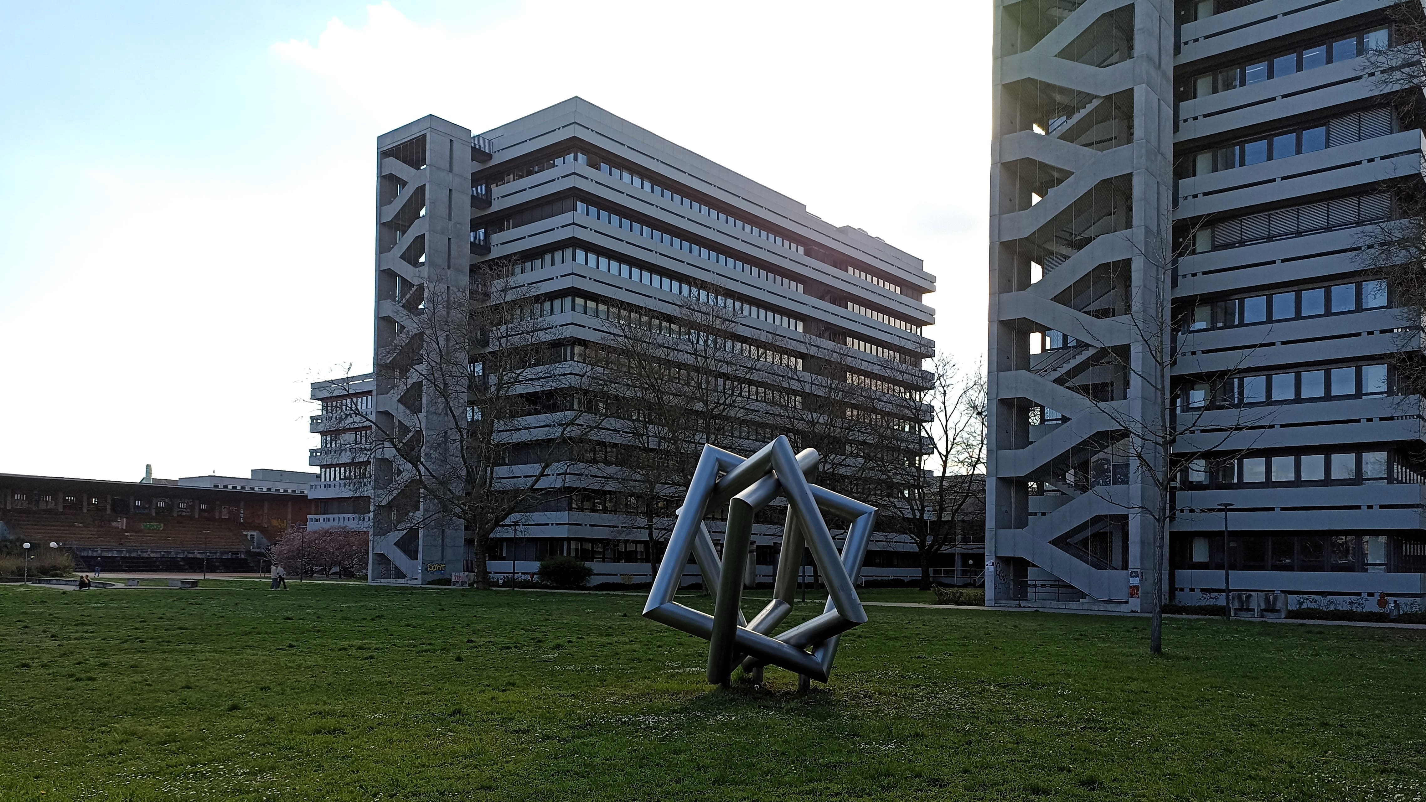Anlage vor dem Audimax des Campus Süd des Karlsruher Institut für technologie (KIT) in Karlsruhe.