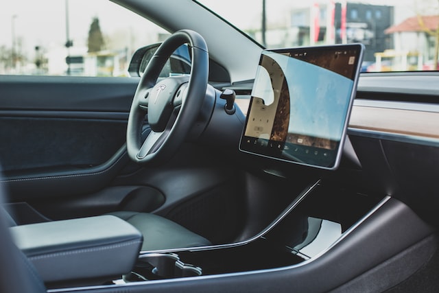 Innenansicht eines modernen E-Autos mit Touchscreen des Hersteller Tesla