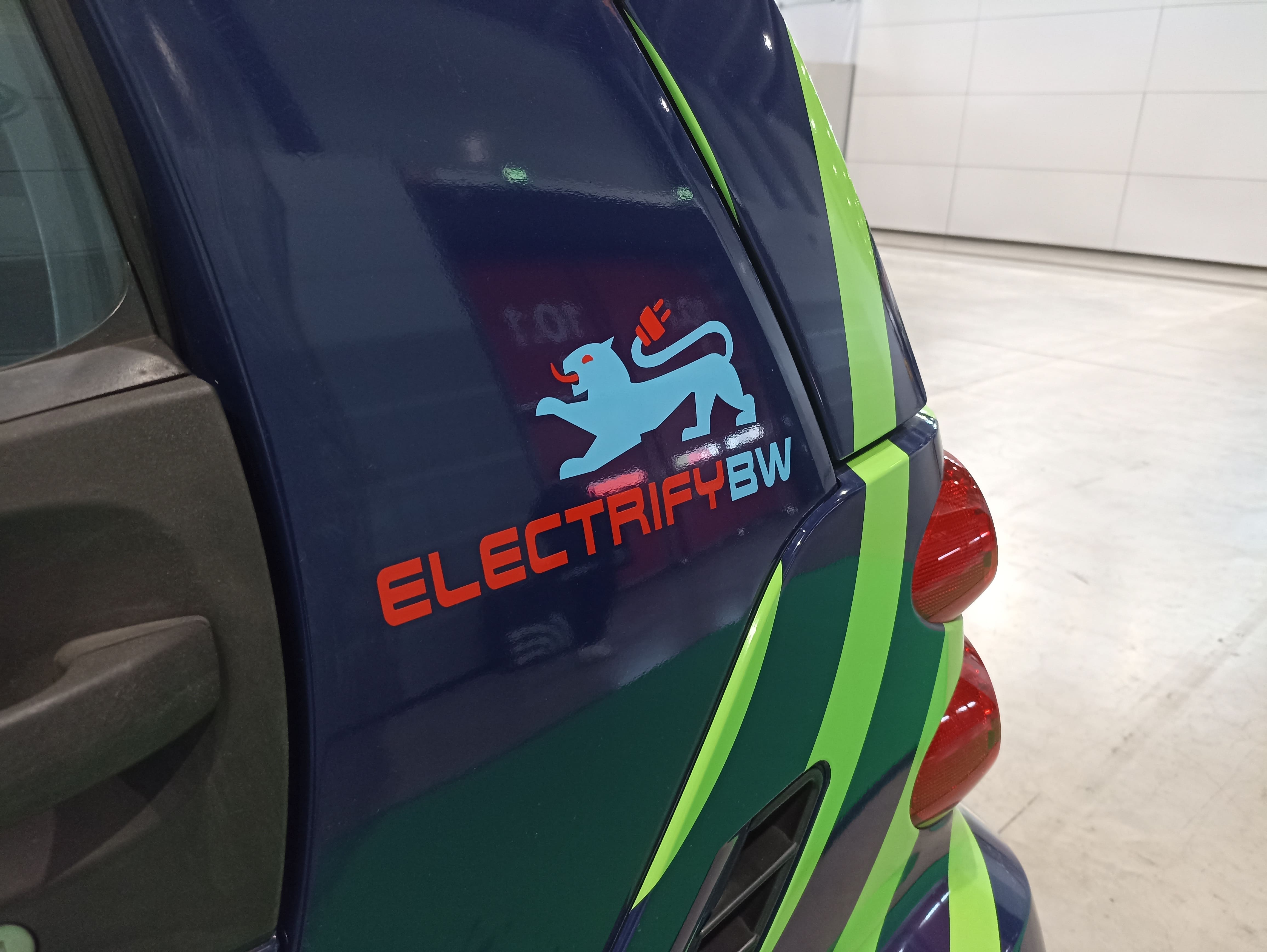 logo-der-electrify-bw-seitlich-auf-einem-elektroauto