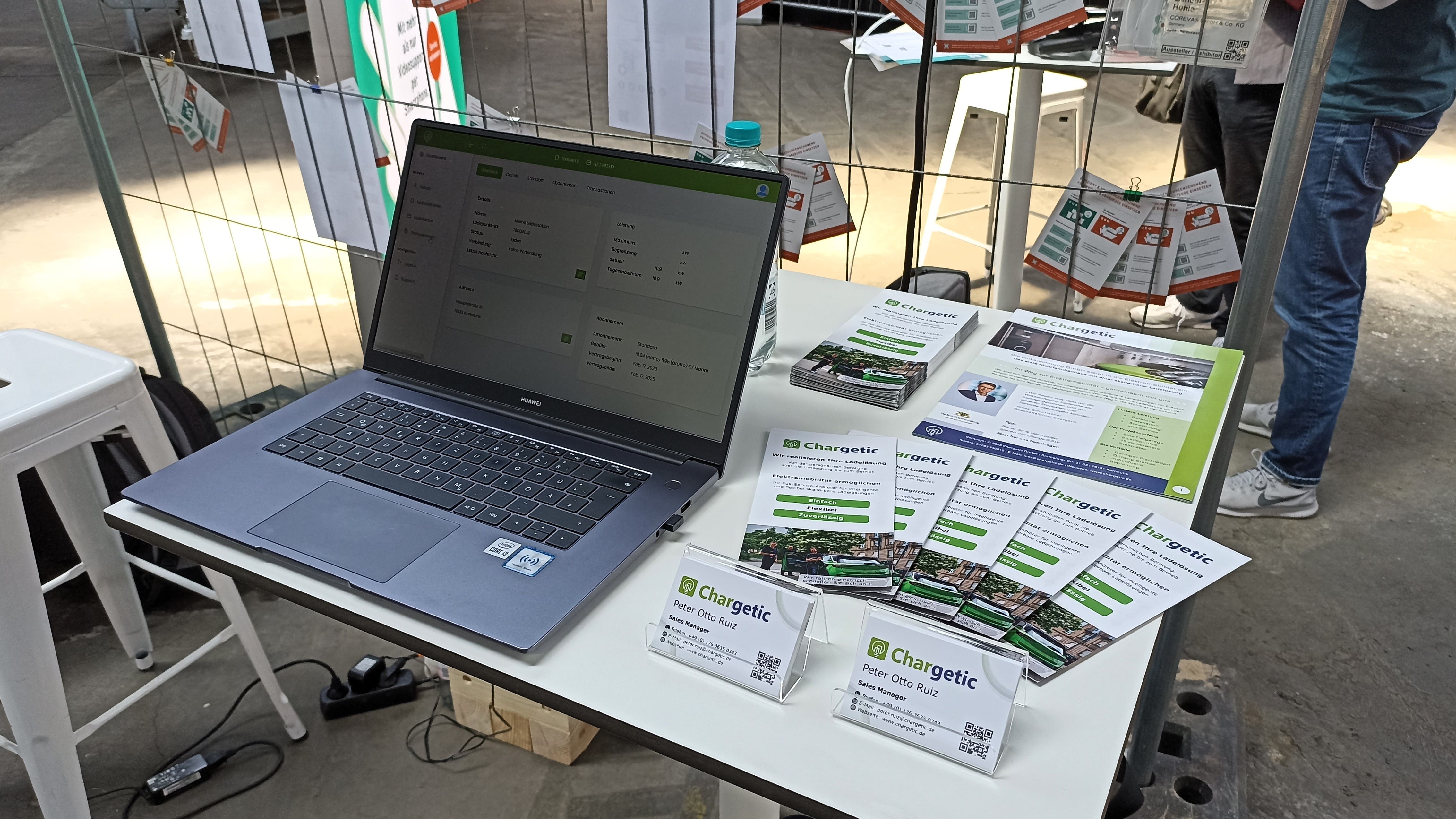 Ansicht Kleinst-Messestand der Chargetic GmbH mit Tisch, PC und Marketingunterlagen auf der TECH IN CONSTRUCTION 2024 in Berlin