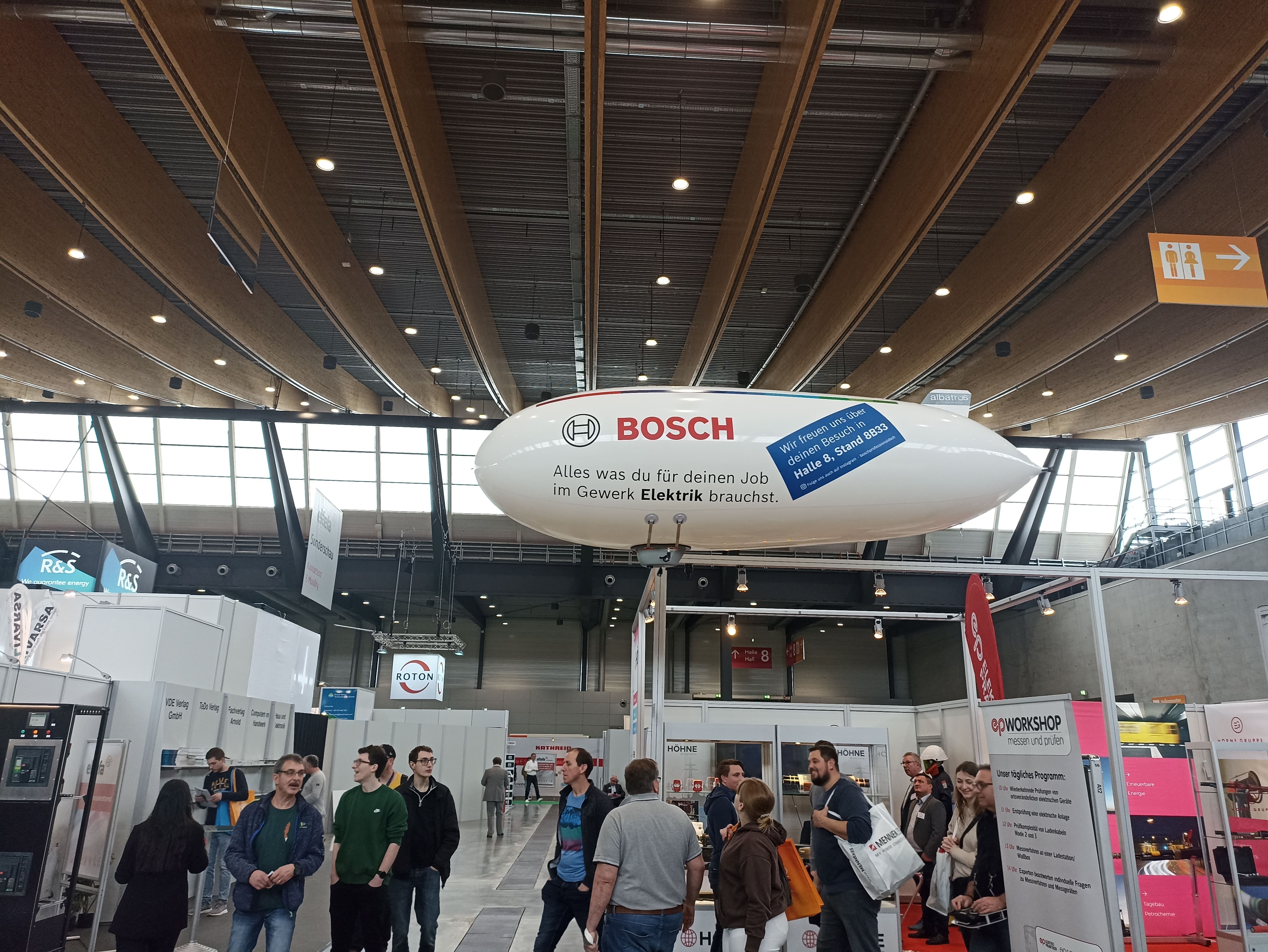 zeppelin-drohne-und-besucher-auf-der-messe-eltefa-2023-in-stuttgart