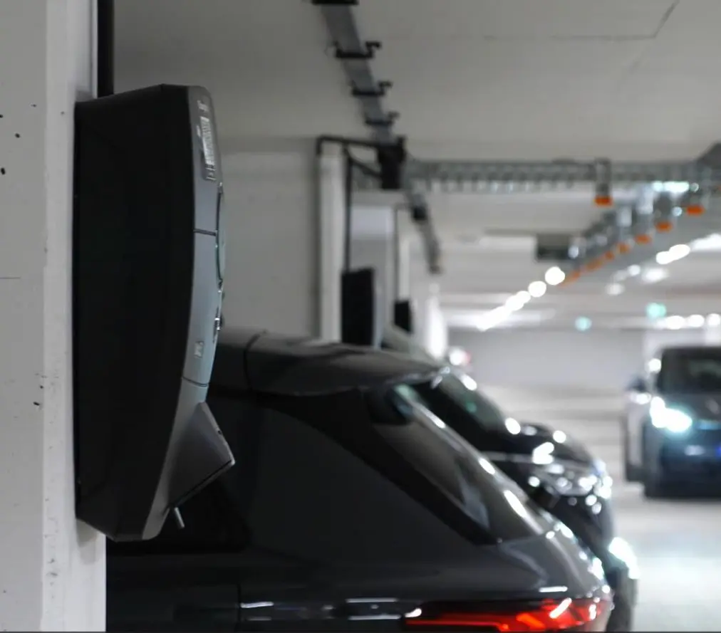 Wallbox in Tiefgarage vor parkenden Autos