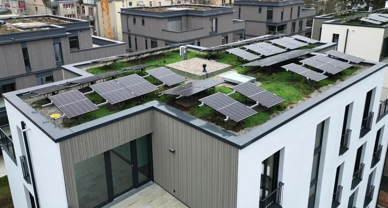 Luftaufnahme des Sophien-Carree in Karlsruhe: Auf den Dächern sind ordnungsgemäß PV-/Photovoltaik-Solaranlagen