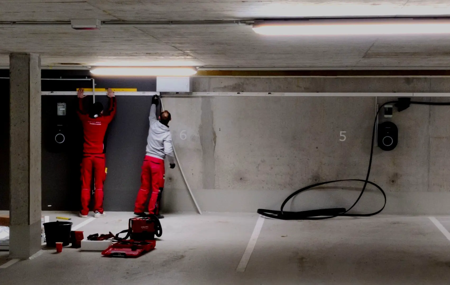 Chargetic in action: Hier sieht man eine Installation an der Decke in einer eleganten Tiefgarage