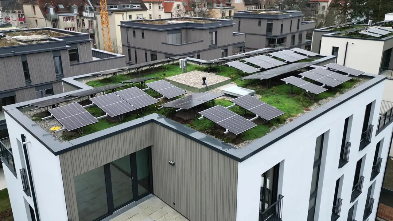 Luftaufnahme des Sophien-Carree in Karlsruhe: Auf den Dächern sind ordnungsgemäß PV-/Photovoltaik-Solaranlagen