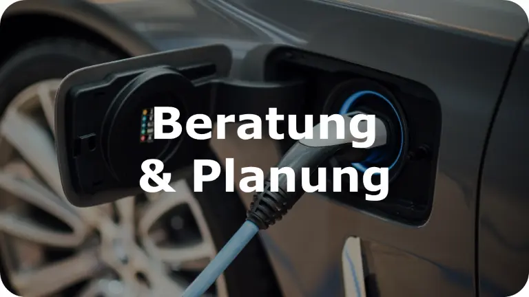 Der schriftzug "Berqatung und Planung" über einem Elektroauto das lädt