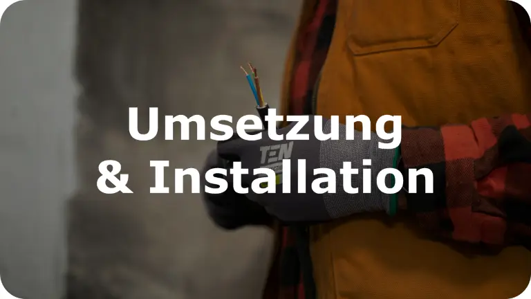 Überschrift "Umsetzung und Installation" über den Händen eines Elektrikers, der offene Kabel hält