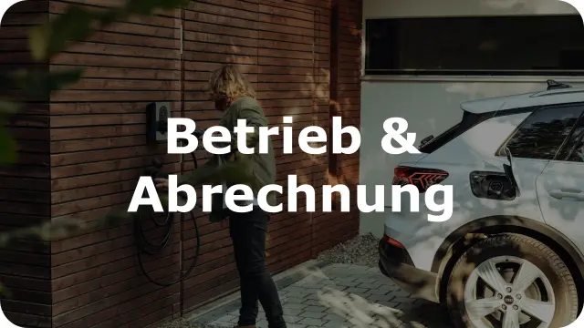 Überschrift "Betrieb und Abrechnung" über einer Person am Einfamilienhaus, die eine Wallbox betätigt
