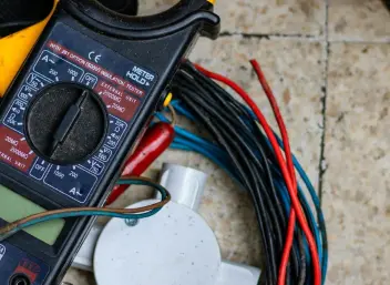 messgeräte, kabel, widerstände: hier liegen die Werkzeuge eines Elektrikers.
