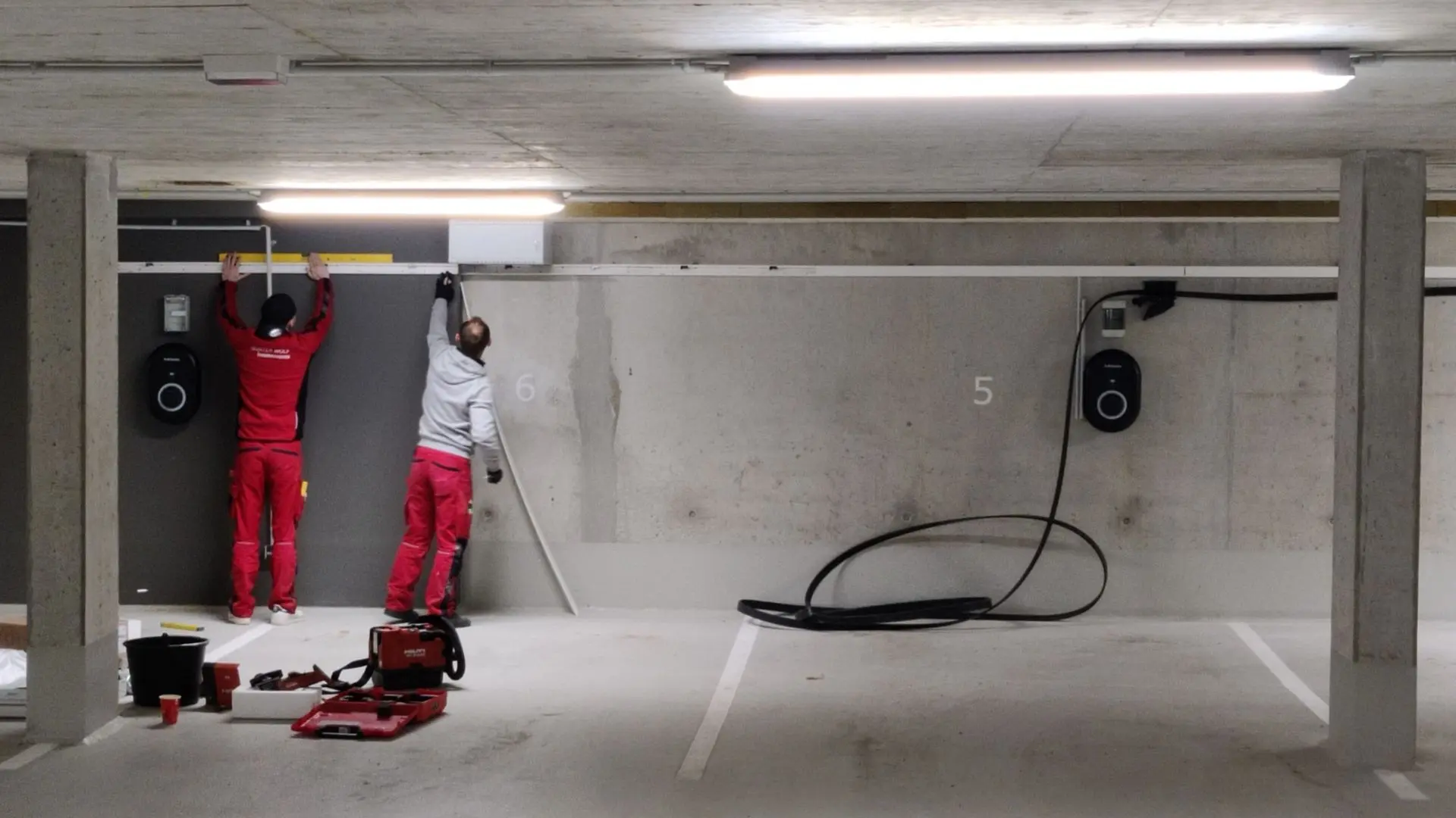 Chargetic in action: Hier sieht man eine Installation an der Decke in einer eleganten Tiefgarage